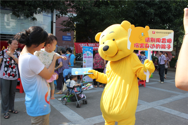 5月29日，梧州市婦幼保健院到潘塘公園參與衛(wèi)生系統(tǒng)開展的世界無煙日宣傳活動，該院醫(yī)務(wù)人員扮成可愛的卡通造型，呼吁市民為孩