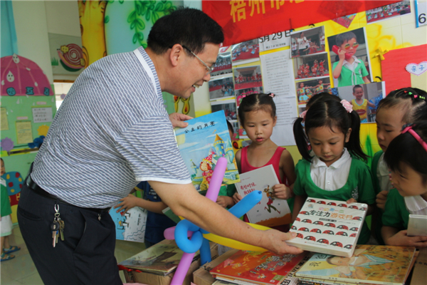 梧州市總工會(huì)黨組書記、常務(wù)副主席朱明勝在梧州市總工會(huì)到梧州高新區(qū)雙語(yǔ)實(shí)驗(yàn)學(xué)校開展關(guān)愛農(nóng)民工留守活動(dòng)中為孩子們送上學(xué)習(xí)用具