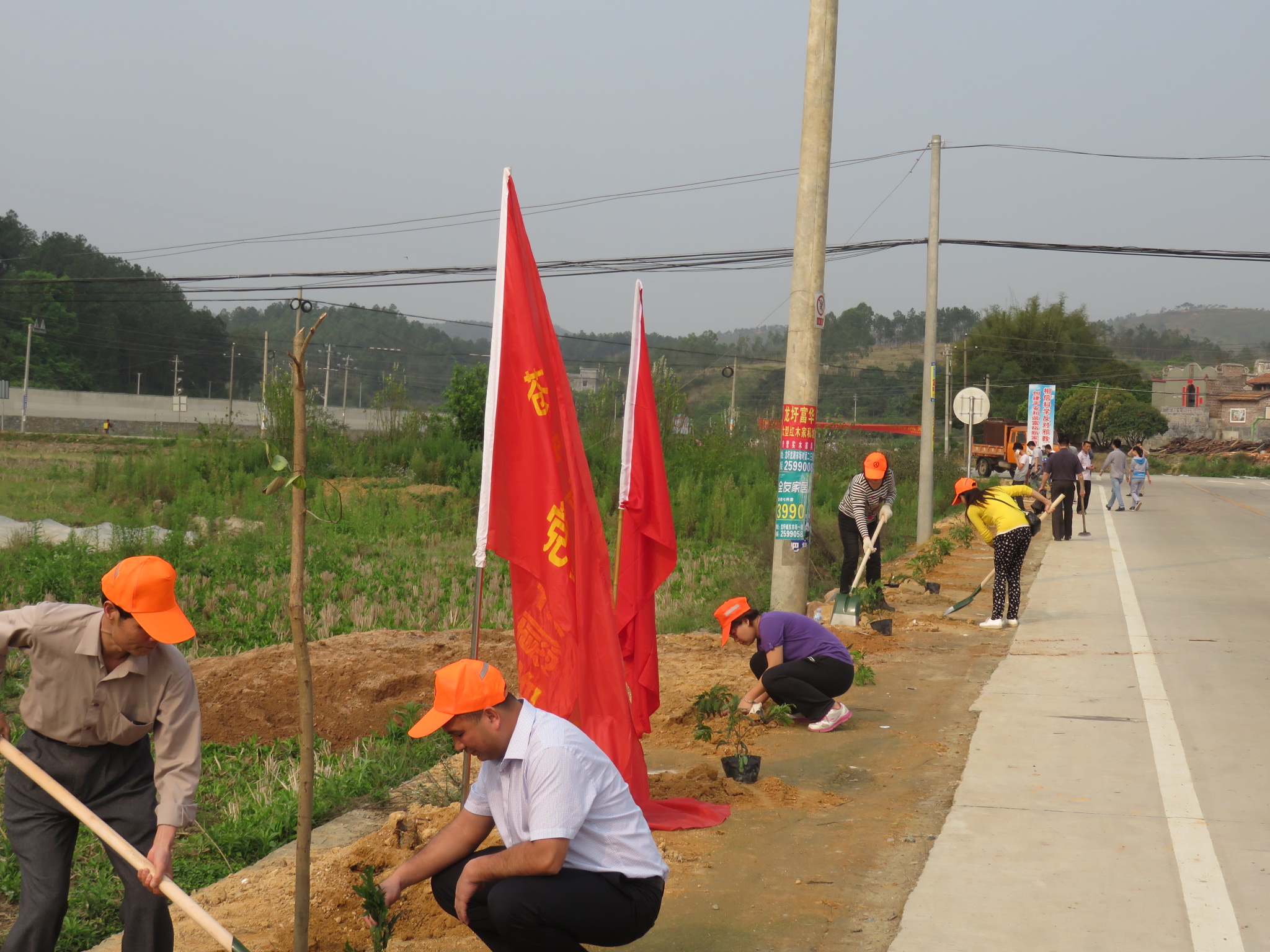 3月19日，龍圩區(qū)人民政府麥用潤副區(qū)長、大坡鎮(zhèn)政府鐘柱海書記、桂東公路管理局陳志武書記、蒼梧公路管理局樂金梅局長等領(lǐng)導(dǎo)與