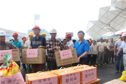 梧州市總工會黨組書記、常務(wù)副主席為在建體育場農(nóng)民工送清涼.JPG