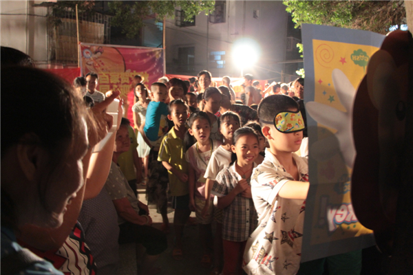 在中秋節(jié)來(lái)臨之際，為進(jìn)一步拓展“雙報(bào)到”活動(dòng)，踐行“兩學(xué)一做”學(xué)習(xí)教育，關(guān)愛社區(qū)職工群眾，營(yíng)造歡樂(lè)祥和的節(jié)日氛圍，梧州市