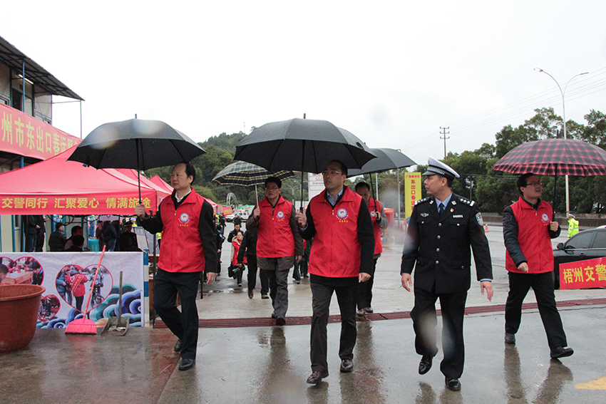 市委常委、組織部部長張惠強，市人大副主任、市總工會主席徐遠洲一行在東出口春運服務(wù)站視察各行業(yè)愛心服務(wù)站.jpg