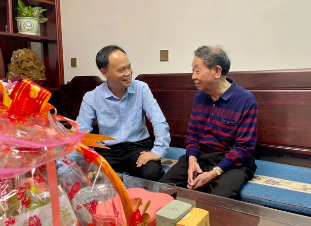 秋意濃，情意真，重陽(yáng)慰問(wèn)暖人心