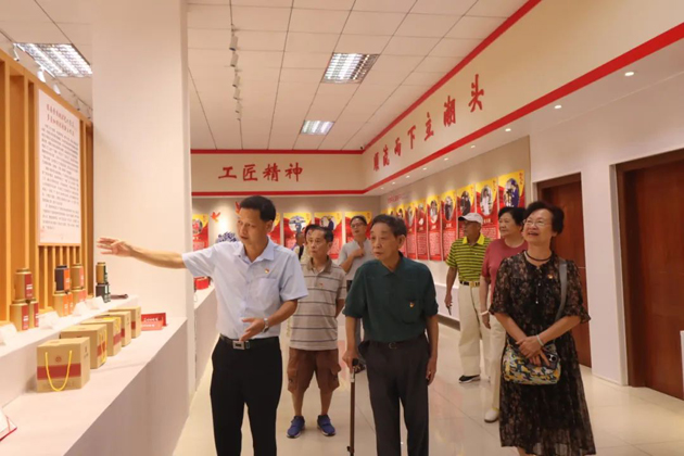 退休不褪色，丹心永向黨丨市總工會(huì)退休黨支部開(kāi)展主題黨日活動(dòng)