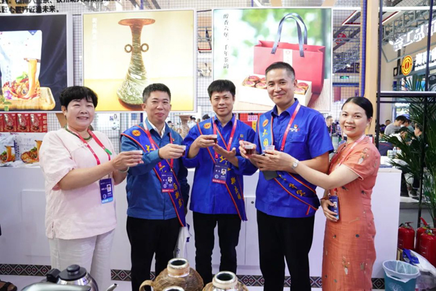 梧茶飄香展魅力，技能創(chuàng)新眾人捧丨梧州六堡茶亮相第二屆大國工匠創(chuàng)新交流大會(huì)