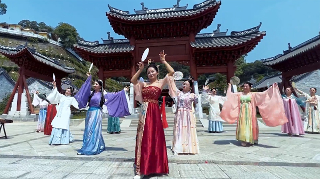 聽(tīng)，梧州學(xué)院的教職工演繹《禮儀之邦》向祖國(guó)73周年華誕獻(xiàn)禮