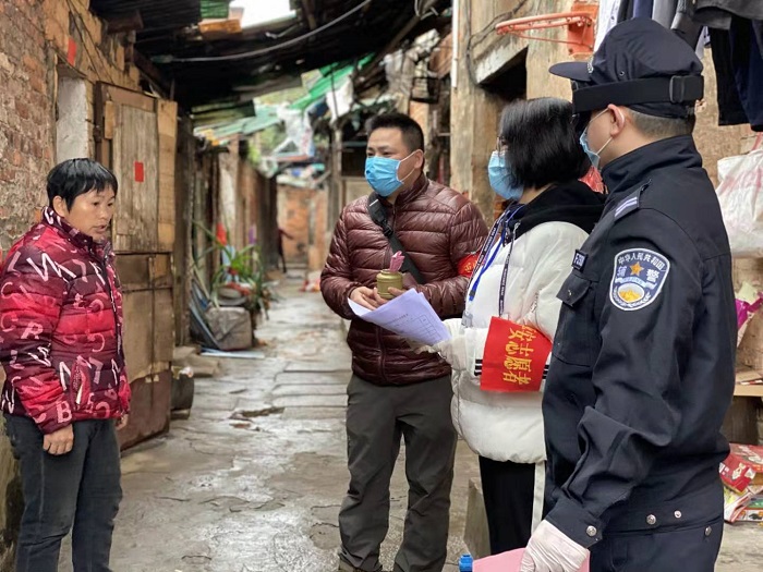 圖2.2月4日，萬秀區(qū)總工會(huì)主席莫培燁到龍骨社區(qū)協(xié)助開展疫情防控核查和宣傳工作.jpg