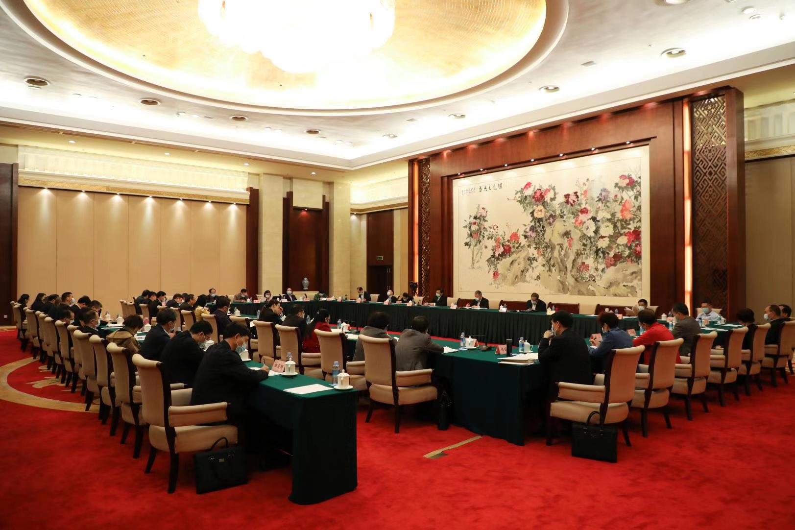 自治區(qū)政協(xié)十二屆四次會(huì)議召開(kāi)期間，工會(huì)界別委員結(jié)合工作實(shí)際，積極建言獻(xiàn)策——