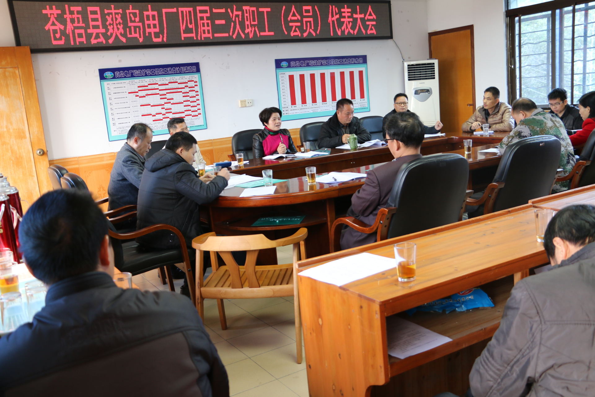 堅(jiān)持職代會制度，把推行廠務(wù)公開民主管理工作推上新臺階