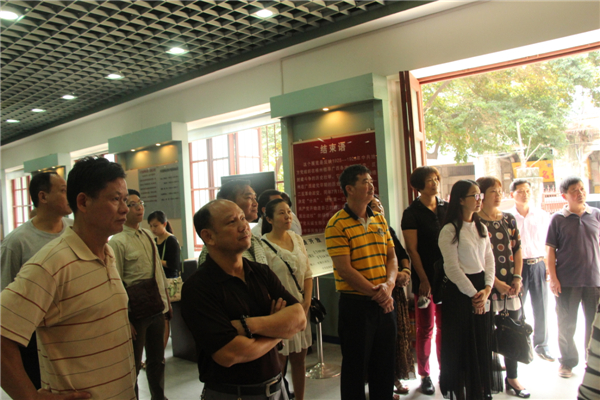 為踐行社會(huì)主義核心價(jià)值觀，進(jìn)一步弘揚(yáng)優(yōu)秀傳統(tǒng)文化，引領(lǐng)全市廣大職工群眾文明祭祖，文明追思。4月3日梧州市總工會(huì)組織干部職